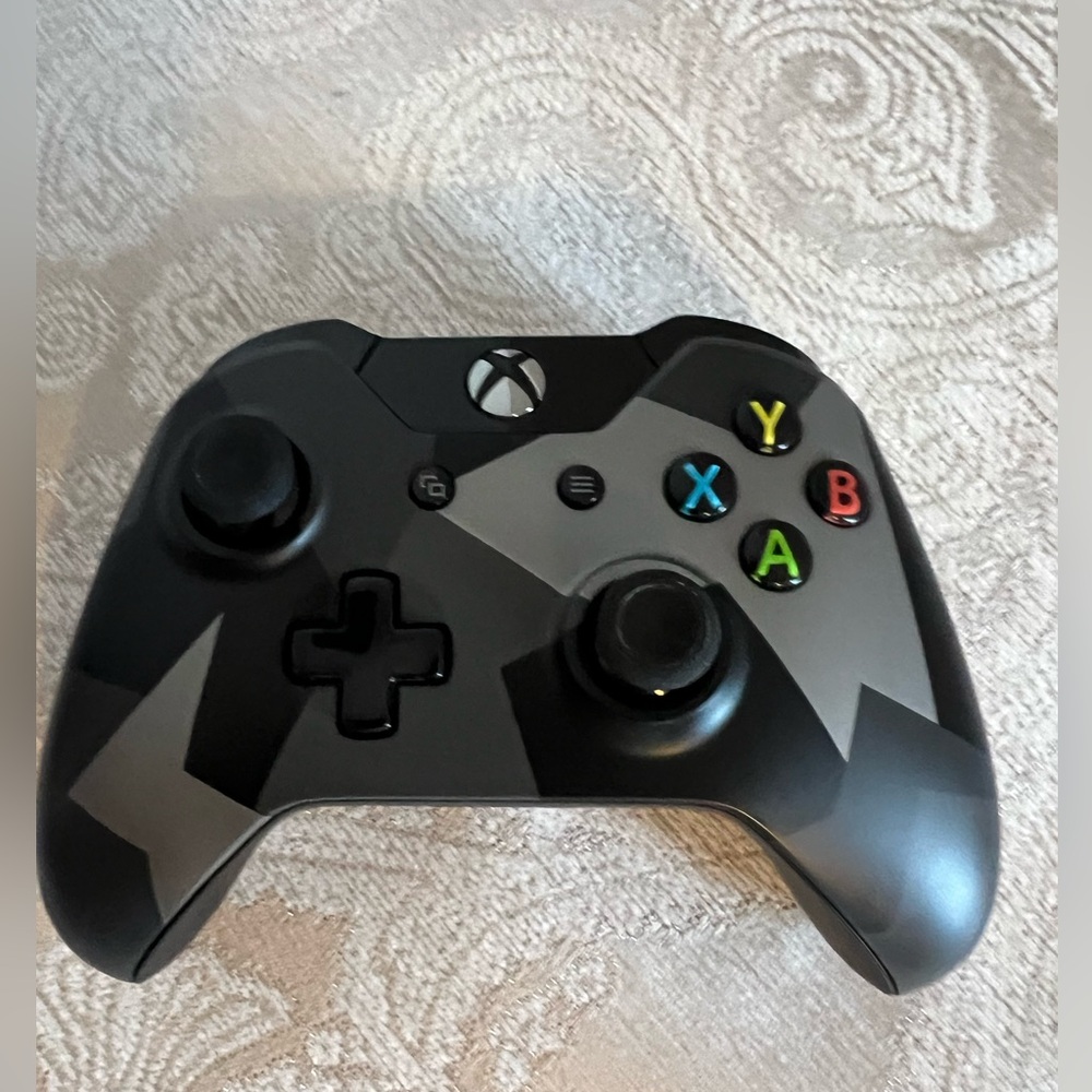 Xbox one special edition covert force’s Wireless Controller — Black & Gray Camo
